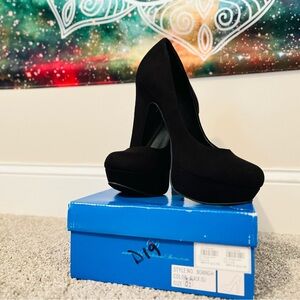 COPY - Bowing Black pumps size 8.5